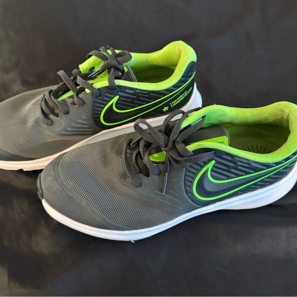Nike Youth Size 6 (fits like a women’s 7.5 to me)